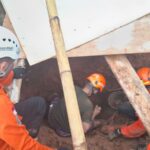 Mencari Korban Longsor Jatinangor