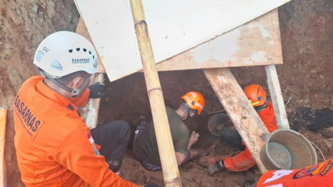 Mencari Korban Longsor Jatinangor