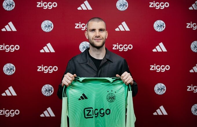 Maarten Paes Gegerkan Eropa, Resmi Berseragam Ajax