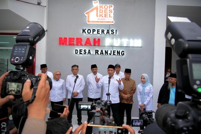 Menkop Ferry Juliantono, menegaskan bahwa koperasi desa tidak hanya berfungsi sebagai wadah bisnis, tetapi juga memiliki peran sosial yang kuat.