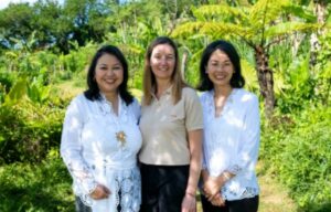 (Dari kiri ke kanan) Made Ariani Siswanto, Managing Director Nyanyi Bali; Emmanuelle Brun, Head of Strategic Growth & NewVentures, Valrhona; dan Nyoman Astari Siswanto, Director Nyanyi Bali, di Valrhona Cocoa Forest, Bali.