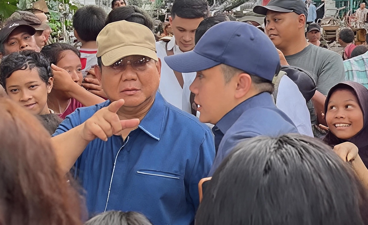 Kenakan Topi Cokelat, Presiden Prabowo Blusukan ke Jantung Kemiskinan Senen