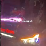 Bus Bonek dihujani batu oleh 20 OTK di Tol Japek KM 13 usai laga Persija vs Persebaya. Kaca depan pecah