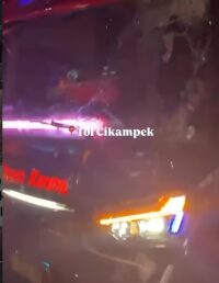Bus Bonek dihujani batu oleh 20 OTK di Tol Japek KM 13 usai laga Persija vs Persebaya. Kaca depan pecah
