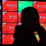 IHSG hari ini melemah ke 7.528 akibat gagalnya damai AS-Iran. Harga minyak terbang ke USD90,5 dan Rupiah nyungsep ke Rp17.142 per Dolar AS.