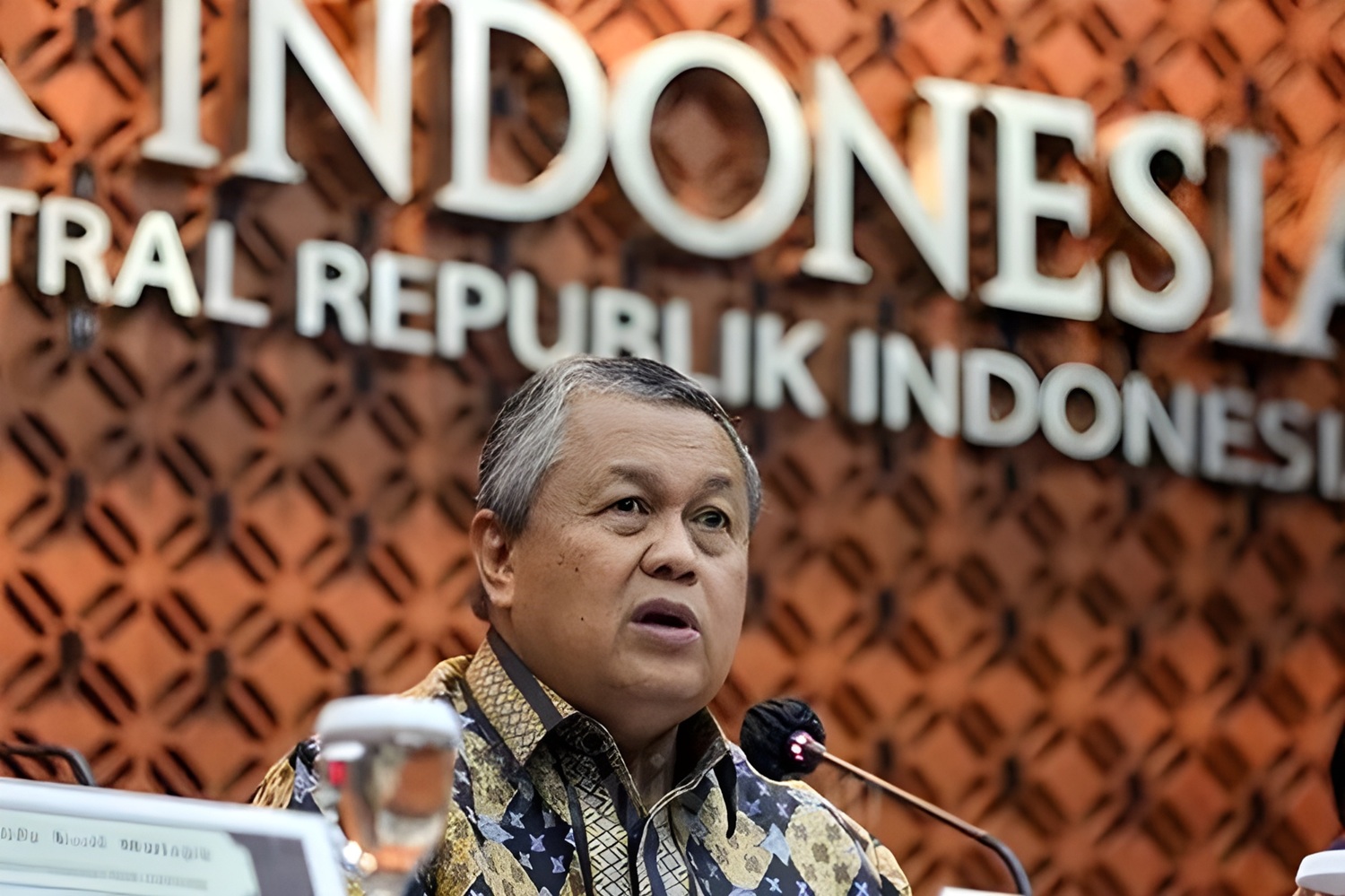 Gubernur BI Perry Warjiyo tegaskan strategi stabilitas ekonomi RI hadapi geopolitik global. Defisit dijaga & intervensi valas diperkuat.