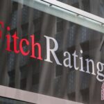 Fitch Ratings peringatkan risiko kredit global naik tajam akibat perang AS-Iran. Harga minyak dan inflasi mengancam turunkan peringkat kredit dunia.