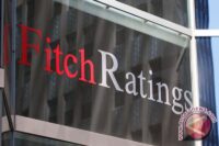 Fitch Ratings peringatkan risiko kredit global naik tajam akibat perang AS-Iran. Harga minyak dan inflasi mengancam turunkan peringkat kredit dunia.