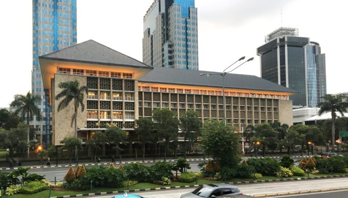 Bank Indonesia beri sinyal hawkish! Suku bunga acuan berpotensi naik 25 bps pada Mei 2026 demi jaga rupiah dan inflasi.