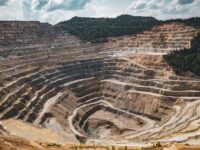 Ambisi Indonesia jadi pusat baterai EV terancam! 83% nikel masih lari ke stainless steel dan terjerat emisi PLTU batu bara.