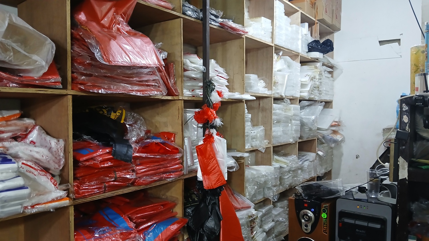 Harga nafta melambung ke USD901,9/ton akibat gejolak Timur Tengah! Siap-siap harga plastik, minyak goreng, dan beras ikut naik.