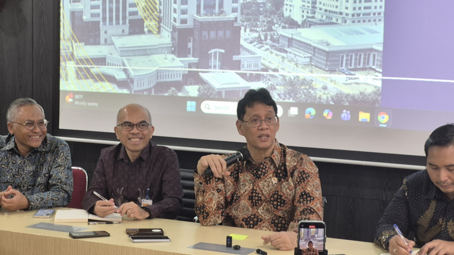 Menkeu Purbaya Yudhi Sadewa tolak tawaran utang 30 miliar dolar AS dari IMF! Kondisi APBN 2026 aman dan Indonesia punya cadangan dana 25 miliar dolar AS.