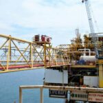 Harga minyak melonjak 3 persen dipicu konflik AS-Iran dan gangguan Selat Hormuz. Pasar waspadai inflasi global dan ancaman kenaikan suku bunga.