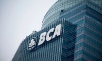 Laba BBCA capai Rp14,7 triliun di Q1 2026, namun tekanan NIM, kredit melambat, dan risiko aset mulai muncul.