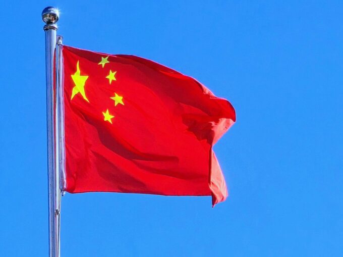 Korea Utara percepat program nuklir di tengah konflik Timur Tengah. Uji coba rudal melonjak, dunia waspadai risiko geopolitik baru.