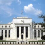 The Fed diprediksi tahan suku bunga, tapi sinyal kebijakan lebih ketat muncul di tengah lonjakan inflasi dan konflik global.