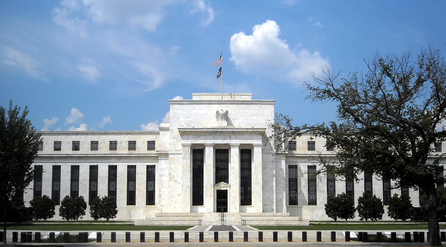 The Fed diprediksi tahan suku bunga, tapi sinyal kebijakan lebih ketat muncul di tengah lonjakan inflasi dan konflik global.