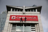 Laba CIMB Niaga Q1 2026 turun tipis jadi Rp1,77 triliun, meski margin tetap kuat di tengah tekanan pendapatan.