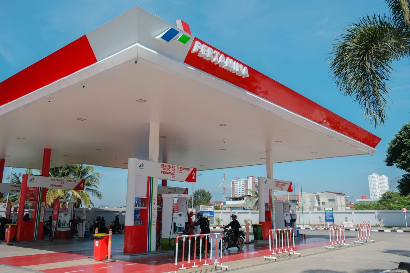 Harga BBM Pertamina naik per 4 Mei 2026. Solar dan Pertamax Turbo melonjak, sementara Pertamax dan BBM subsidi tetap stabil.