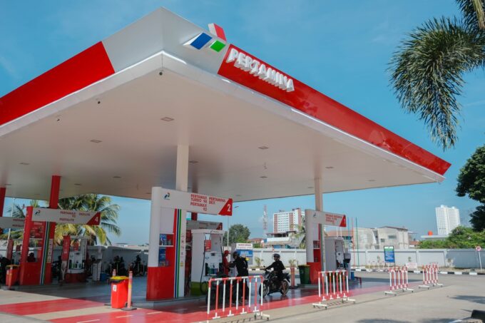 Harga BBM Pertamina naik per 4 Mei 2026. Solar dan Pertamax Turbo melonjak, sementara Pertamax dan BBM subsidi tetap stabil.