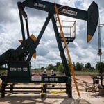 Harga minyak turun tipis usai Trump janji buka Selat Hormuz, namun Brent dan WTI masih bertahan di atas USD100 per barel.