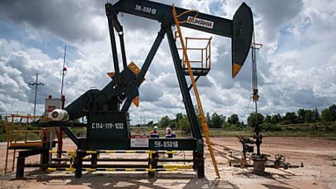 Harga minyak turun tipis usai Trump janji buka Selat Hormuz, namun Brent dan WTI masih bertahan di atas USD100 per barel.