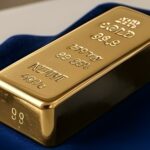 Harga emas jatuh 2% akibat dolar AS menguat usai konflik Iran. Kekhawatiran inflasi dan suku bunga tekan pasar logam mulia.