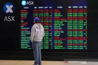 IHSG naik ke 7.092, tapi asing net sell Rp482 miliar. Simak saham top gainer, loser, dan aksi investor hari ini.
