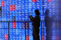 Konflik AS-Iran bikin harga minyak melonjak dan bursa Asia rontok. Saham bank besar RI justru jadi penopang IHSG.