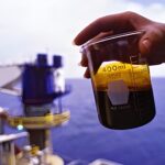 Harga minyak jatuh setelah sentuh level tertinggi 4 tahun. Konflik Iran-AS dan risiko Selat Hormuz picu volatilitas pasar.