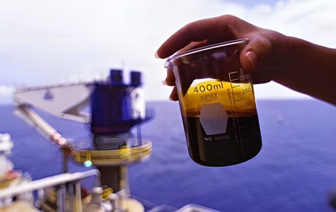 Harga minyak jatuh setelah sentuh level tertinggi 4 tahun. Konflik Iran-AS dan risiko Selat Hormuz picu volatilitas pasar.