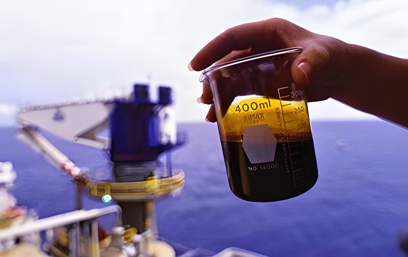 Harga minyak jatuh setelah sentuh level tertinggi 4 tahun. Konflik Iran-AS dan risiko Selat Hormuz picu volatilitas pasar.