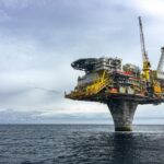 Harga minyak melonjak 6% usai serangan Iran di Teluk. Ketegangan di Selat Hormuz picu kekhawatiran pasokan energi global.