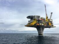 Harga minyak melonjak 6% usai serangan Iran di Teluk. Ketegangan di Selat Hormuz picu kekhawatiran pasokan energi global.