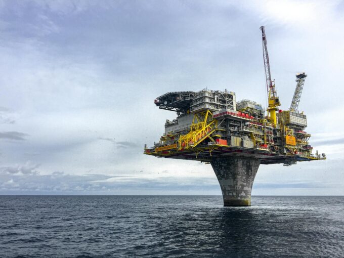 Harga minyak melonjak 6% usai serangan Iran di Teluk. Ketegangan di Selat Hormuz picu kekhawatiran pasokan energi global.