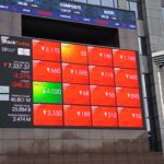 IHSG melemah di awal perdagangan akibat sentimen global. Simak analisis pasar dan rekomendasi saham pilihan hari ini.