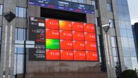 IHSG melemah di awal perdagangan akibat sentimen global. Simak analisis pasar dan rekomendasi saham pilihan hari ini.