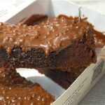 Brownies panggang Topping Choco Crunchy menghadirkan sebuah pengalaman rasa yang dirancang khusus bagi pecinta cokelat sejati.