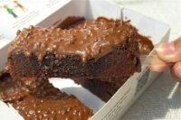 Brownies panggang Topping Choco Crunchy menghadirkan sebuah pengalaman rasa yang dirancang khusus bagi pecinta cokelat sejati.