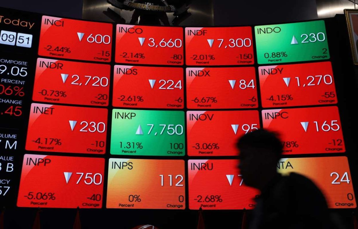 Indeks Harga Saham Gabungan (IHSG) mengalami penurunan tajam sebesar 3,08 persen ke level 6.396 pada penutupan perdagangan sesi I hari Selasa