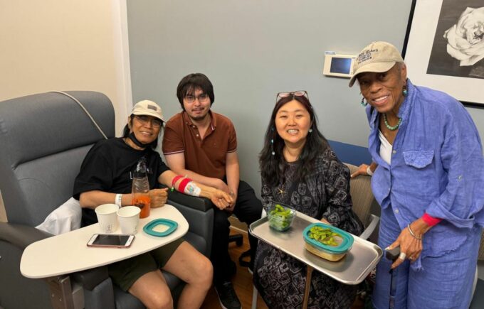 Pemakaman James F. Sundah sedang berlangsung di New York. Upacara itu berlangsung dua jam, berarti selesai pukul 06.00 pagi ini.
