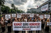 Larangan mengajar 2027 ditakutkan memicu krisis guru besar-besaran. Kebijakan ini terasa seperti "vonis mati" bagi karier guru honorer.