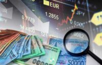 Rupiah menjadi mata uang paling lemah karena adanya tekanan ganda yang datang dari kenaikan harga minyak serta kondisi domestik