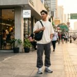 New Balance (NB), merek yang dulunya sempat dicap sebagai "sepatu bapak-bapak" karena desainnya kini justru bertahta sebagai raja streetwear.
