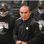 AKP Deky tiba dengan tangan diborgol. Ia memilih bungkam saat digiring penyidik ke dalam gedung Bareskrim Polri. Deky sebelumnya telah dipecat tidak hormat dari Polri melalui sidang etik