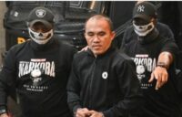 AKP Deky tiba dengan tangan diborgol. Ia memilih bungkam saat digiring penyidik ke dalam gedung Bareskrim Polri. Deky sebelumnya telah dipecat tidak hormat dari Polri melalui sidang etik