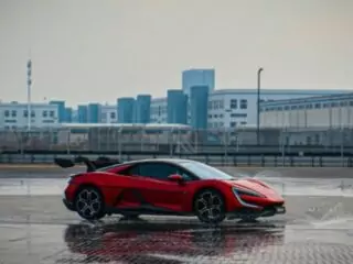 Kabar masuknya BYD ke F1 jadi sorotan publik setelah Wakil Presiden Eksekutif BYD adakan pertemuan dengan CEO F1 Group dan Presiden FIA.