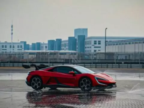 Kabar masuknya BYD ke F1 jadi sorotan publik setelah Wakil Presiden Eksekutif BYD adakan pertemuan dengan CEO F1 Group dan Presiden FIA.