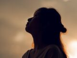 Cara Mengatasi Patah Hati setelah Putus Cinta Menurut Psikologi