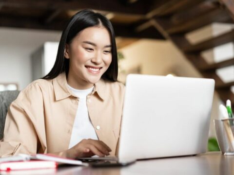 Menjadi freelancer miliki kebebasan waktu dan fleksibilitas kerja yang luar biasa.Namun, ada satu tantangan besar: pendapatan tidak menentu.